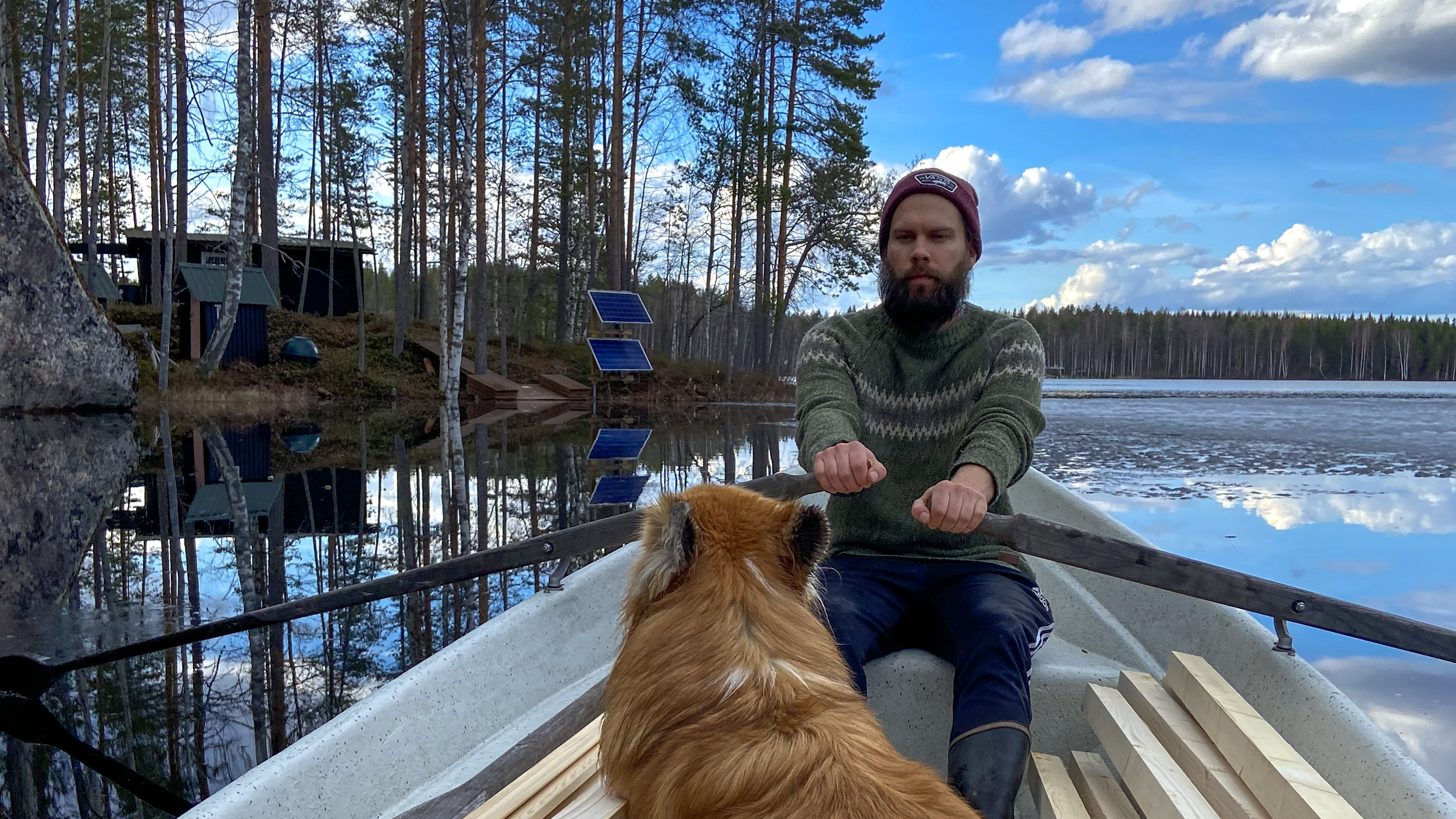 Helsinkiläinen Jussi Siponen viipyy mökillään Ristiinassa aina mahdollisimman pitkään. Hän pitää kunnia-asianaan mökkeillä kestävästi. Hän osti yhdessä avopuolisonsa ja veljensä kanssa mökin Mikkelin Ristiinasta vuonna 2020.  