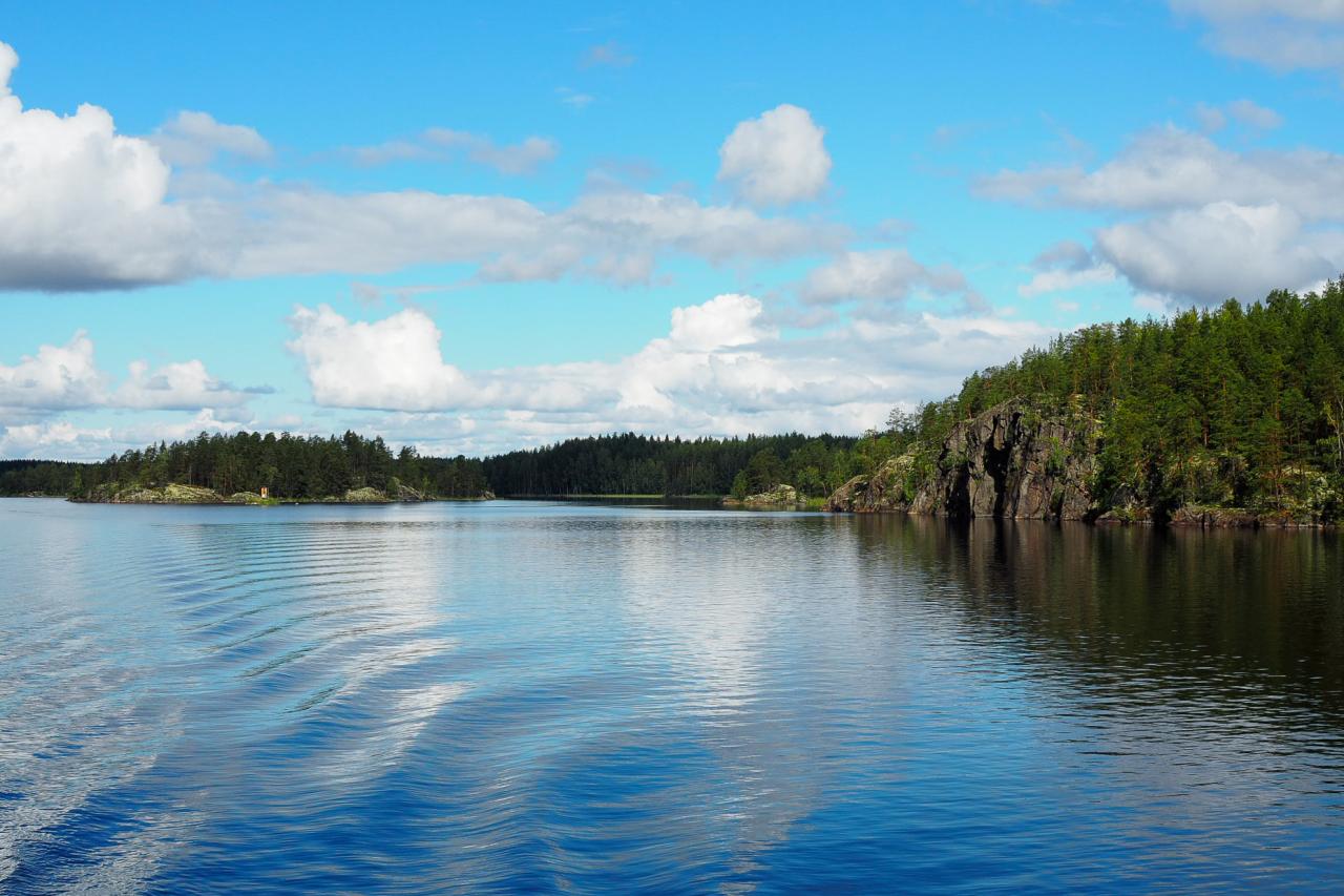 Monille mökkeilijöille on itsestään selvää, että mökillä sielu lepää, mieli rauhoittuu ja keho rentoutuu. Selvitimme, mitä tutkimustieto kertoo mökkeilyn vaikutuksista terveyteen ja hyvinvointiin. Tutkimustiedon pohjalta väitämme, että mökkeily voi tarjota merkittävän väylän kansanterveyden tukemiseen ja sairauksien ennaltaehkäisyyn. Mökkiläiset voivat omilla toimillaan vaikuttaa mökiltä saataviin terveyshyötyihin.