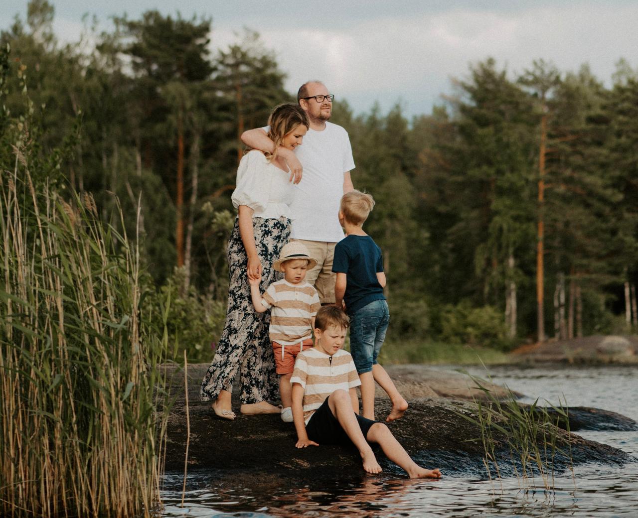 Mökkikuume. Se on kaipuuta päästä viettämään aikaa luonnon lähellä, kaukana kaupungin hössötyksestä. Kuulla iltaisin kuikan huutelua laiturin nokassa ja tavallaan jopa nautintoa itikan inistessä korvan juuressa. Halu omistaa se pieni pala järven rantaa ja mustikkametsää. Saada oma paikka, jonne mennä viettämään yhteistä aikaa perheen kanssa. Kuume, johon moni on sairastunut. Henkilökohtaisen kokemukseni kautta voin todeta, että parantumiseen voi auttaa vain oman mökin hankkiminen. 