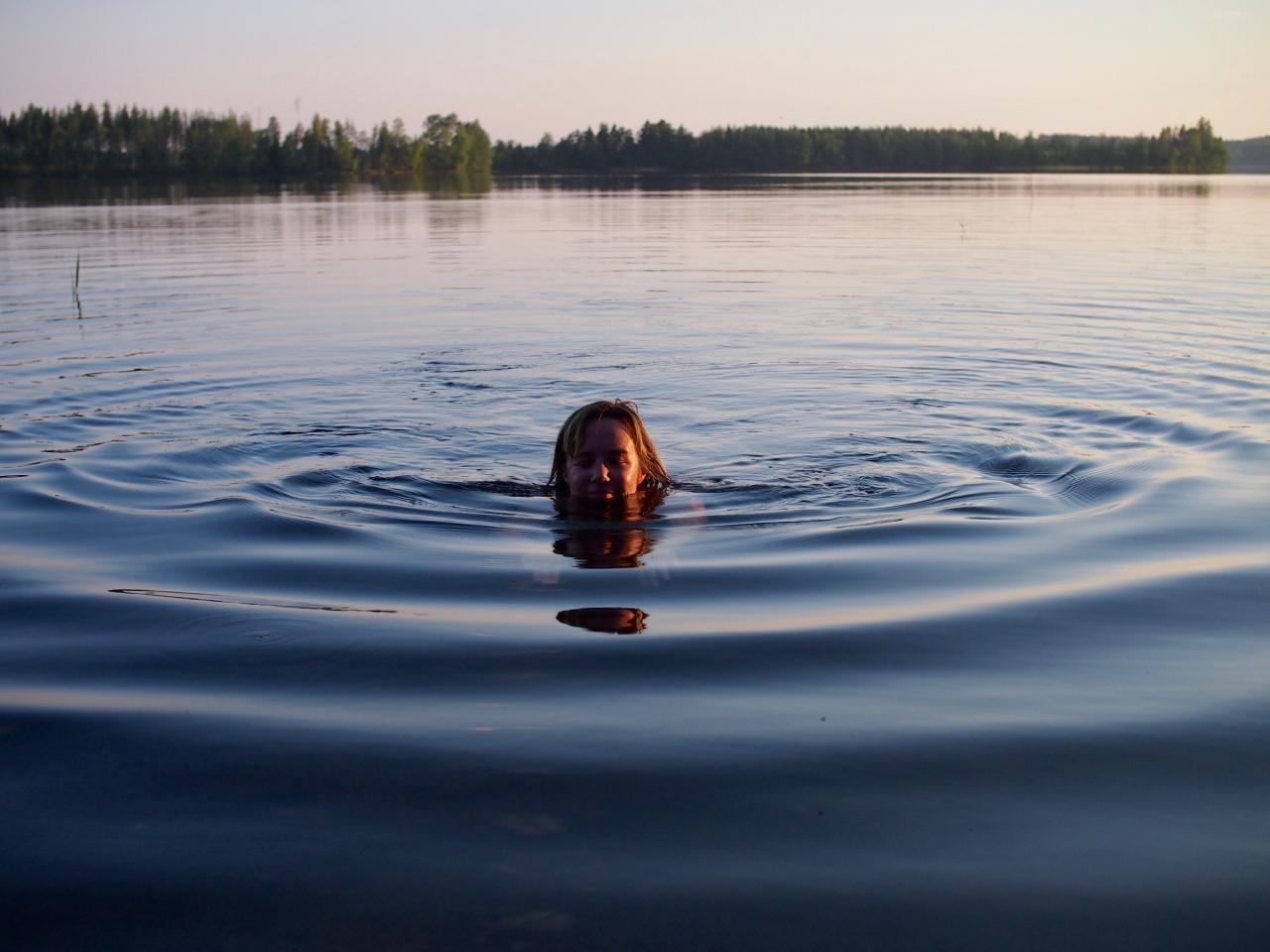 Mistä haaveilet? Kysymys oli ehtinyt leijua ilmassa vain muutamia sekunteja, ennen kuin edessäni istuva, tuoppia tiukasti kädessään puristava mies vastasi. Omasta mökistä, sellaisesta perisuomalaisesta paikasta järven rannalla, laiturista ja puilla lämpiävästä saunasta, josta voisi pulahtaa suoraan rantaveteen. Niin minäkin, nyökyttelin ja hymyilin niin, että poskiin sattui. Neljän päivän kuluttua päätimme alkaa seurustella.