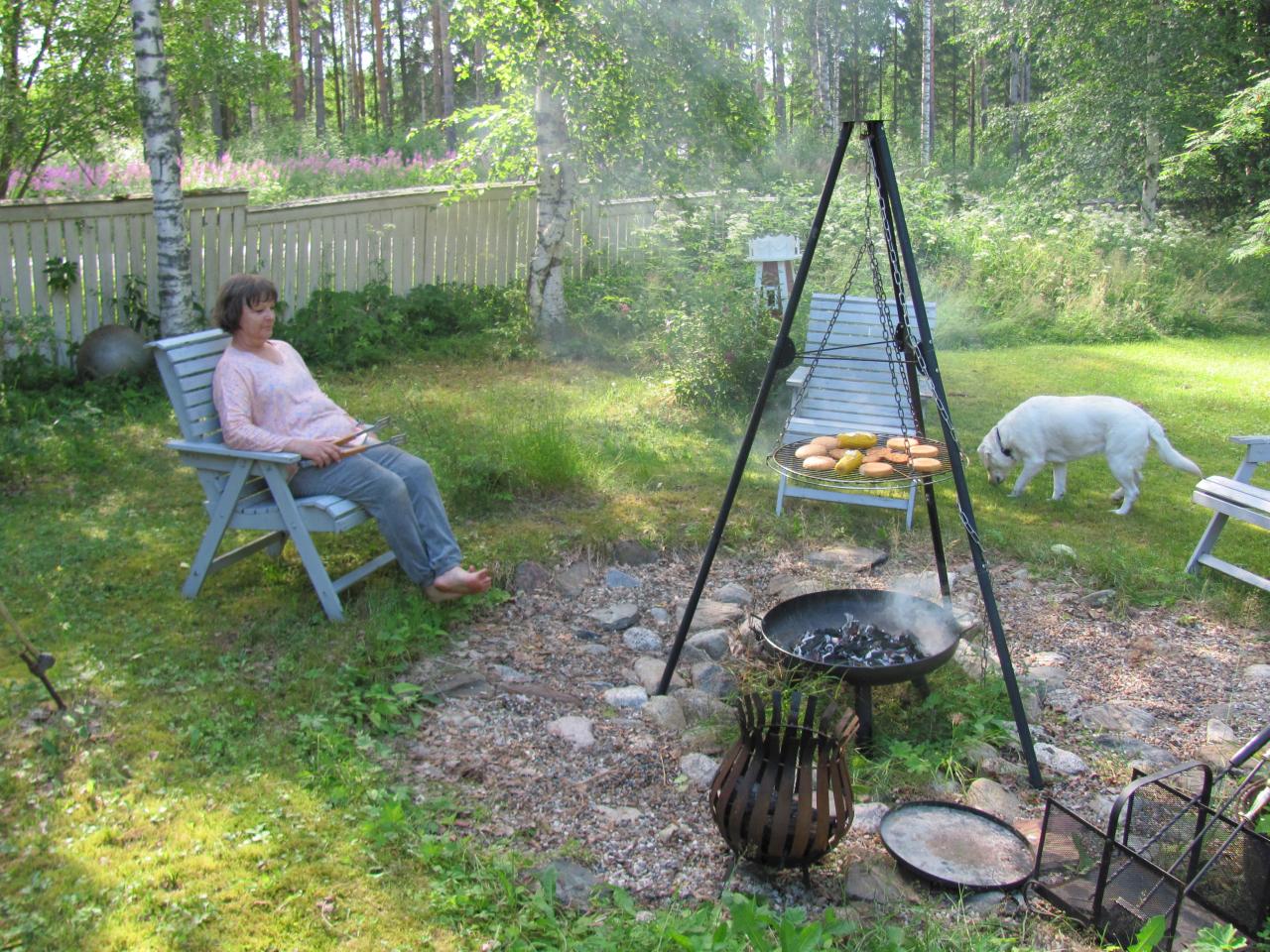 Viisi vuotta sitten Sirpa osti miehensä kanssa kuivanmaan mummonmökin suositulta mökkikunnalta Pertunmaalta. He ovat remontoineet paikkoja mieleisekseen, ja nyt nauttivat mökkielämästä. Alun perin haaveissa oli rantamökki, mutta mummonmökillä kuivalla maalla onkin runsaasti hyviä puolia. Mökkiläisen tarina on Laiturilla-blogin juttusarja, jossa tutustumme Etelä-Savon mökkeihin ja niiden onnellisiin asukkaisiin. Tarinat ovat mökkiläisten itse kirjoittamia ja, kuten voi huomata, niistä välittyy rakkaus parhaaseen mökkiseutuun – Etelä-Savoon.