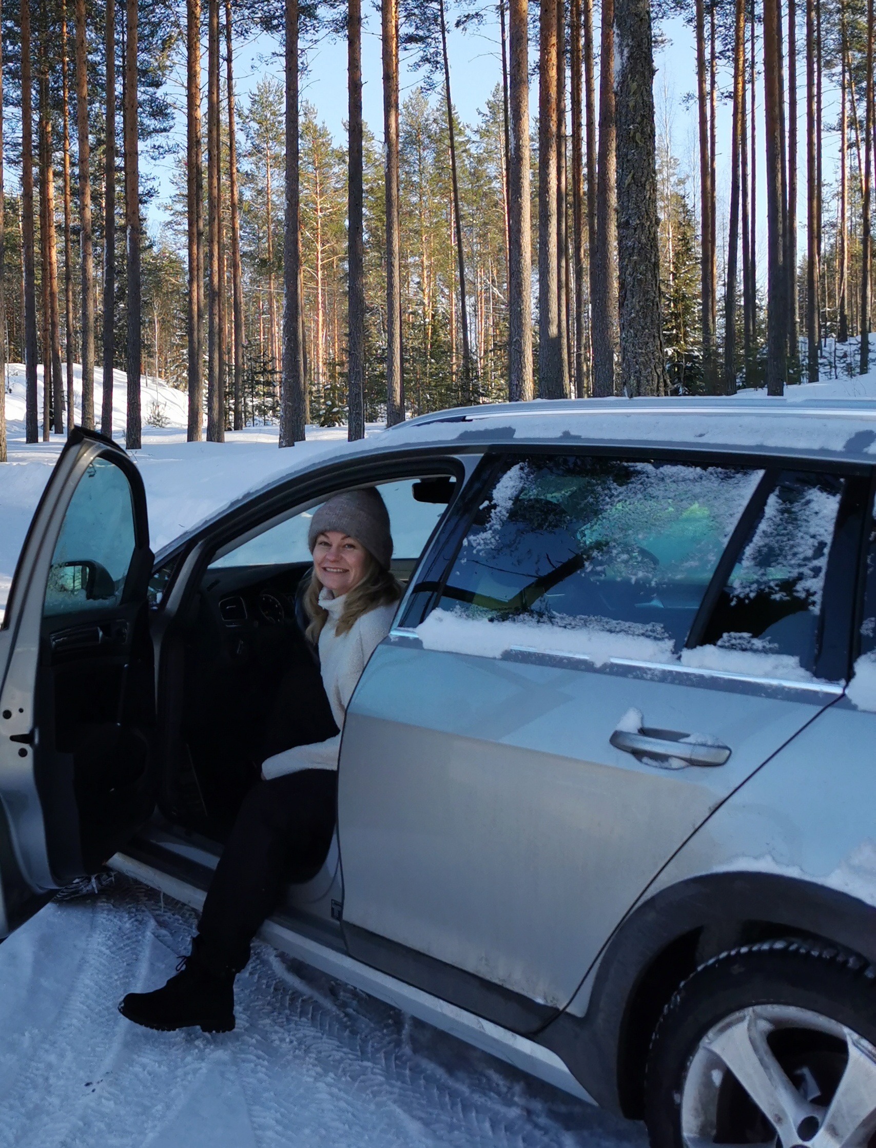 Kestävät mökkimatkat tuovat ensimmäisenä mieleeni junamatkan ja sähköauton. Onko polttomoottoriautoilijana peli menetetty vai voinko vaikuttaa päästöihin tekemällä viisaita valintoja auton ratissa tai jo kotona mökkimatkaa suunnitellessa? Tekemällä kestävämpiä liikkumisen valintoja on mahdollista pienentää omaa hiilijalanjälkeä ja vähentää ympäristön rasitusta. Pienistä puroista syntyy suuri joki -sanonta, osuu naulan kantaan.