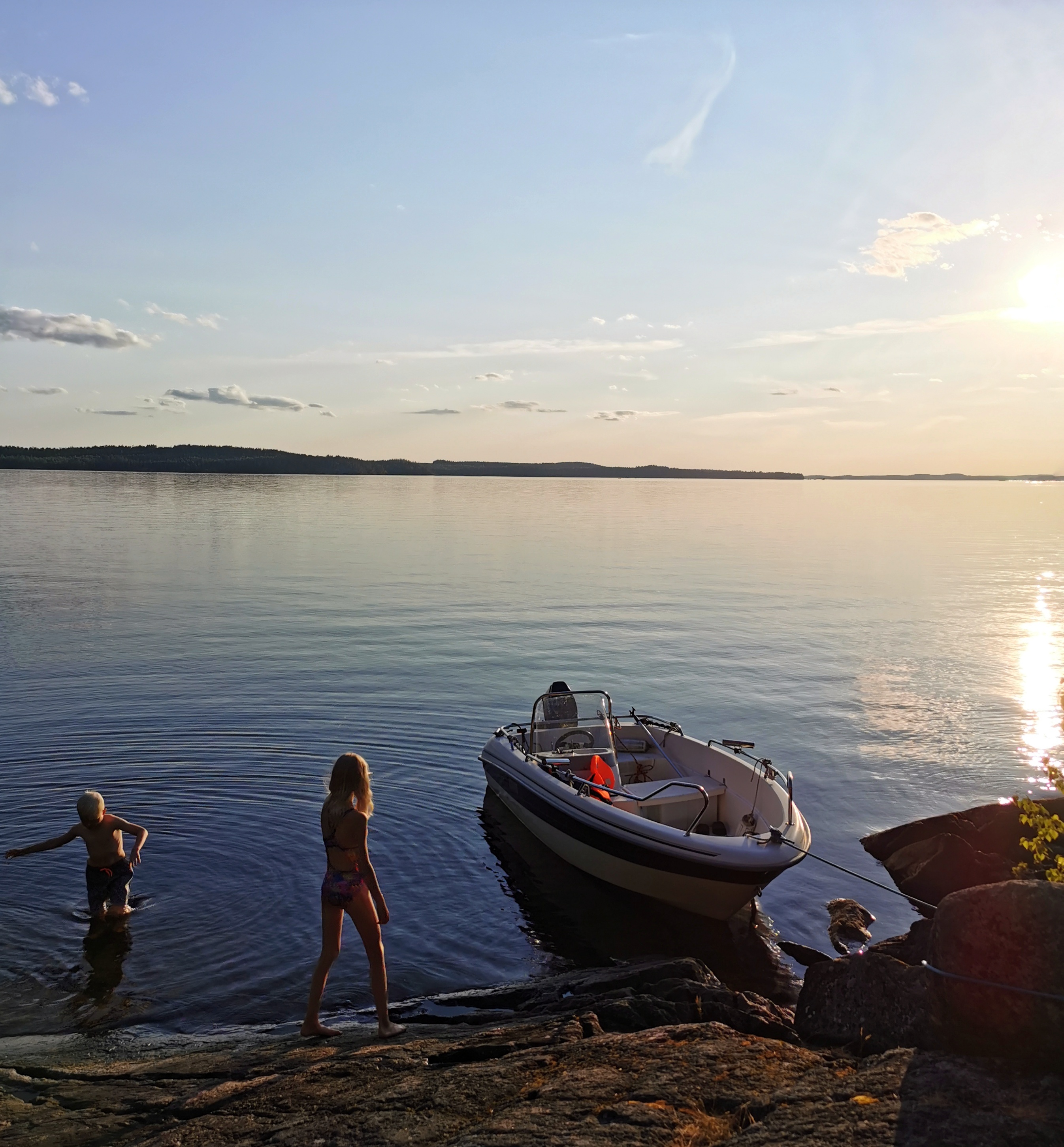 Aamu-auringon säteet siivilöityvät mäntypuiden takaa peilityynelle Saimaalle. Kesäusvan kuiskaus lipuu kevyenä harsona järven pinnalla. Nukkuvan kesäaamun tunnelma on kaunis. Täydellinen päivä veneilyyn sekä kesän ensimmäiselle telttaretkelle. Nautimme hitaan aamiaisen laiturilla, tutkimme sopivia retkikohteita netistä ja tarkistamme sääennusteen. Sen jälkeen on aika pakata veneeseen teltta, retkipatjat, makuupussit, eväskori ja muut tarvikkeet.