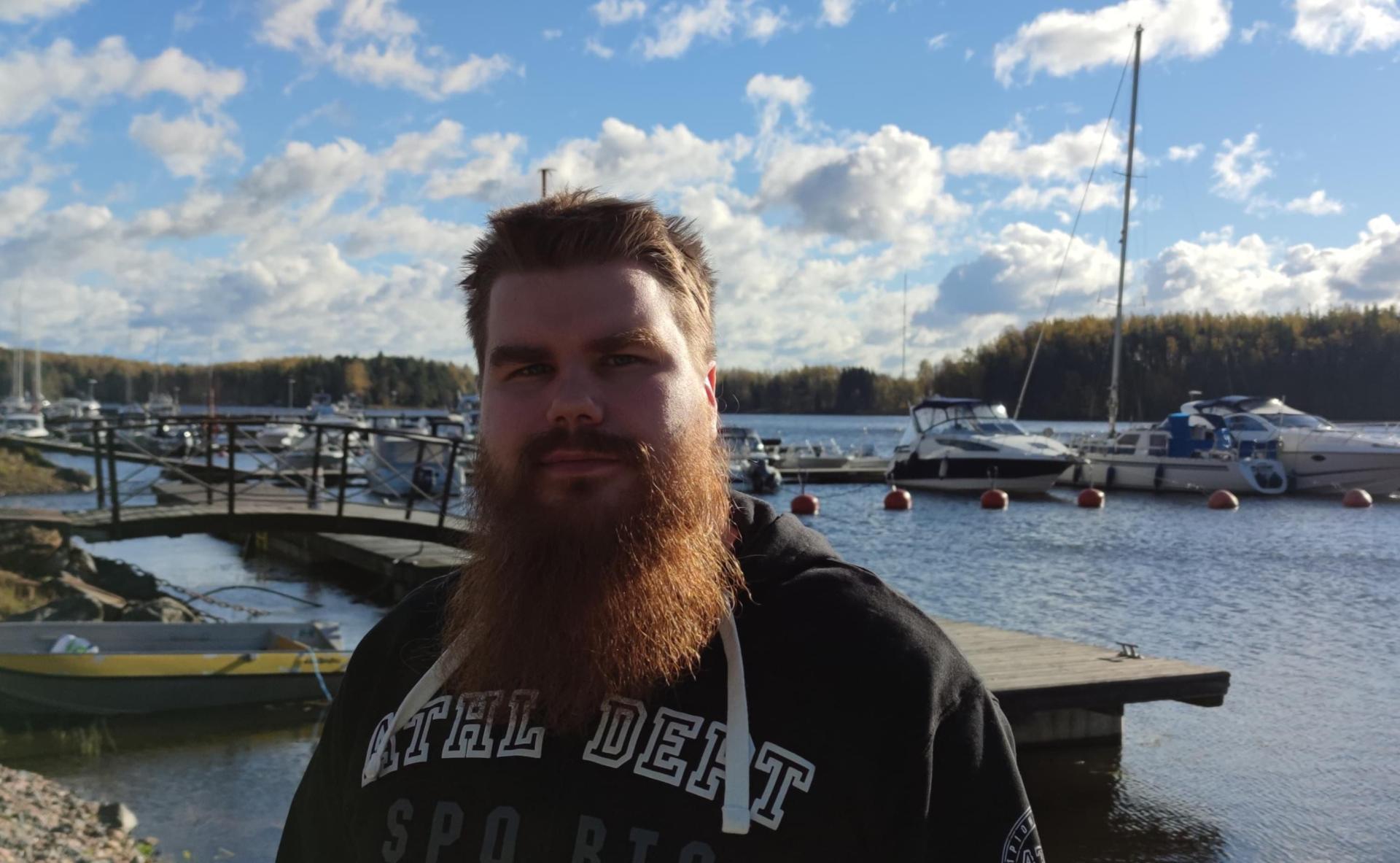 Mökillä työt hoidetaan usein omin käsin, ja se on osa vapaa-ajanasunnon viehätystä. Aina kaikkea ei kuitenkaan kannata tehdä itse. Esimerkiksi kiinteät sähköasennukset saa sähköturvallisuuslain (1135/2016) mukaan tehdä vain pätevä sähköalan ammattilainen, ja ilmalämpöpumpun asennus edellyttää sähköpätevyyden lisäksi kylmälaitepätevyyttä kylmäaineiden käsittelyn vuoksi. Kun jonkin työn tekemiseen palkataan ammattilainen, kannattaa selvittää, voiko kustannuksia vähentää verotuksessa kotitalousvähennyksen kautta. 
