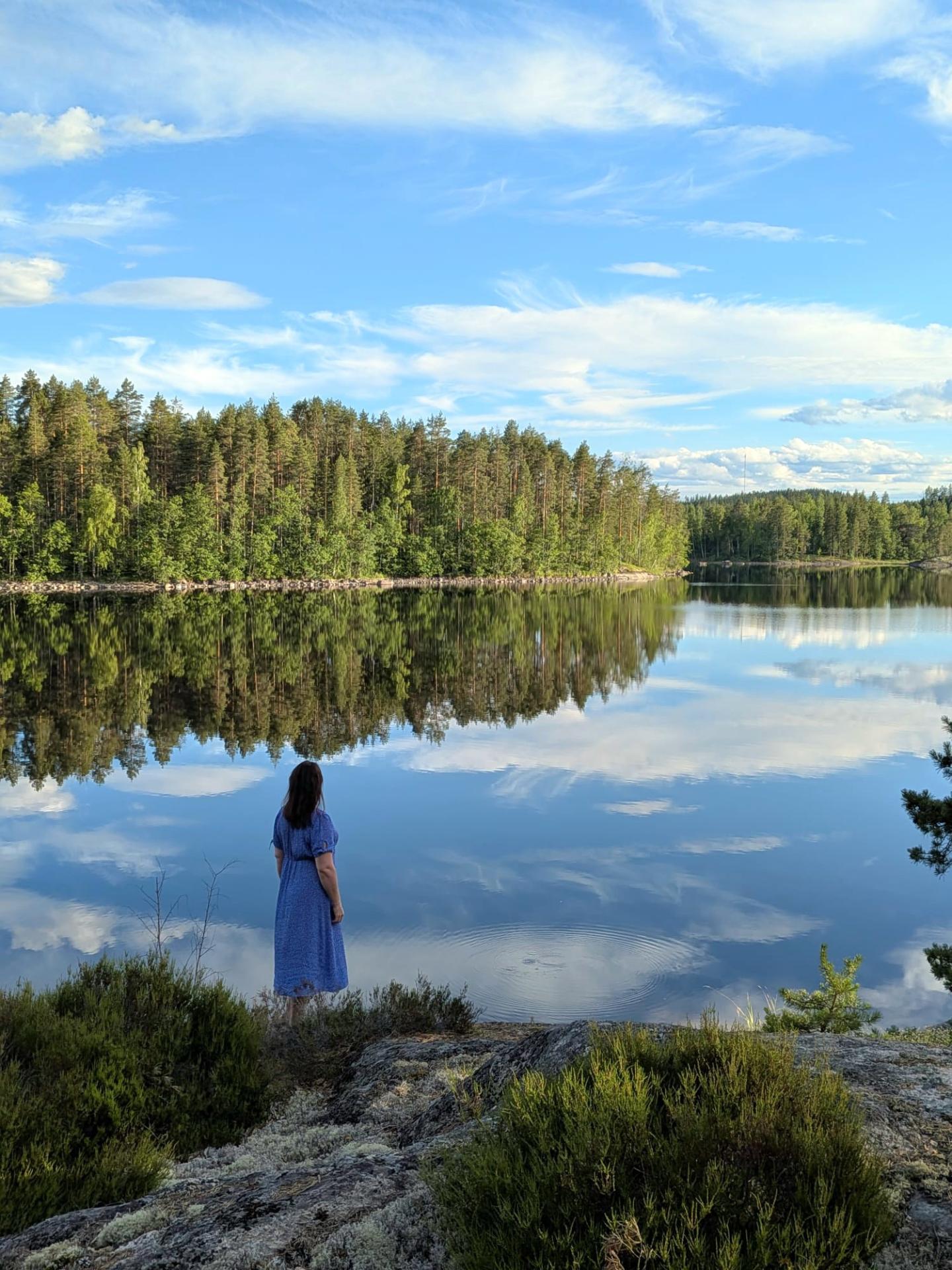 Käyskentelen rakastamillani kallioilla ja haaveilen, miltä näyttäisi, jos istuisin samassa kohtaa mukavasti sohvalla ja katselisin maisemaa suurien ikkunoiden läpi. Ohi lipuu hiljakseen pieni valkoinen vene, ja Pihlajavesi näyttää jylhine kallioineen erämaalta ja samalla satumaisen kauniilta, koskemattomalta.  
